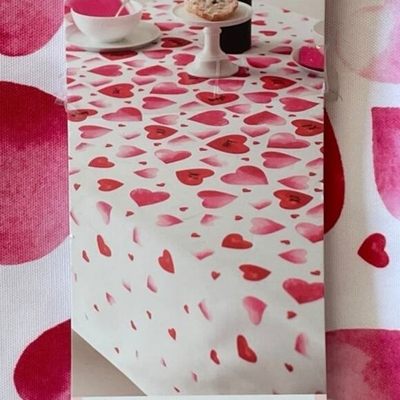 Cupcakes & Cashmere Valentine's Day Red & Pink Hearts Tablecloth 60x84 White NEW - Picture 9 of 11